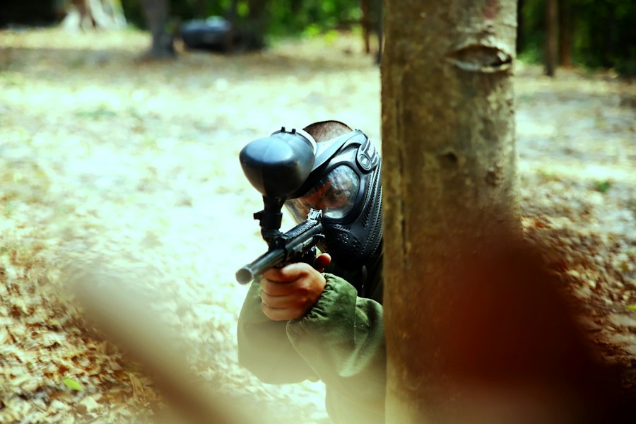 Detalle de un jugador de paintball con el equipo de protección puesto